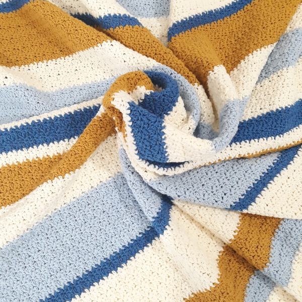Πλεκτή βαμβακερή κουβέρτα ριγέ σε μπλε μουσταρδί αποχρώσεις. - κουβέρτες
