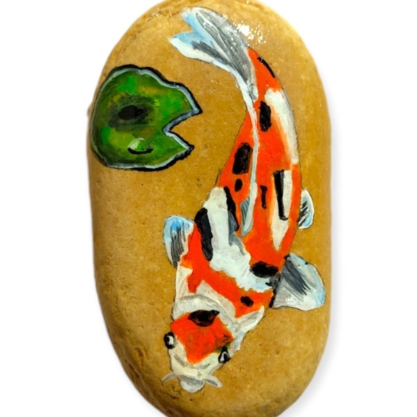 Ψαράκι koi ζωγραφισμένο σε βότσαλο. Διαστάσεις 10 εκ ύψος 5 εκ πλάτος. - πέτρα, ψάρι, διακοσμητικές πέτρες - 2