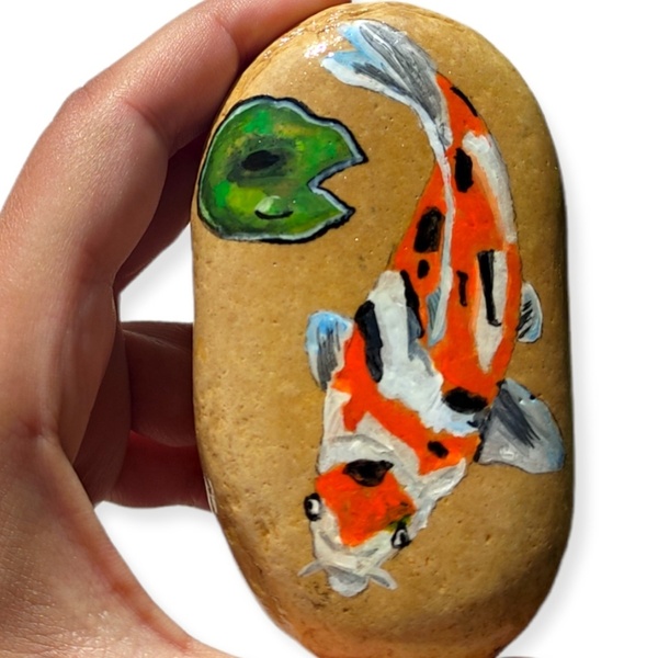 Ψαράκι koi ζωγραφισμένο σε βότσαλο. Διαστάσεις 10 εκ ύψος 5 εκ πλάτος. - πέτρα, ψάρι, διακοσμητικές πέτρες - 3