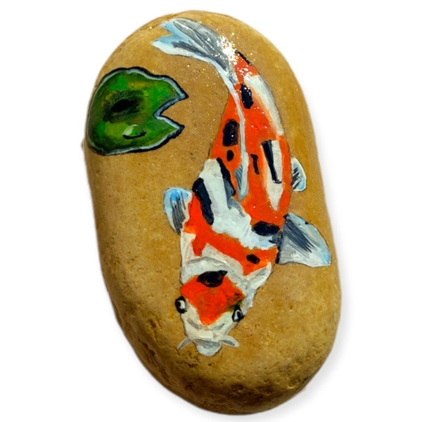 Ψαράκι koi ζωγραφισμένο σε βότσαλο. Διαστάσεις 10 εκ ύψος 5 εκ πλάτος. - πέτρα, ψάρι, διακοσμητικές πέτρες - 4