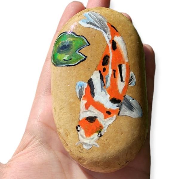Ψαράκι koi ζωγραφισμένο σε βότσαλο. Διαστάσεις 10 εκ ύψος 5 εκ πλάτος. - πέτρα, ψάρι, διακοσμητικές πέτρες - 5