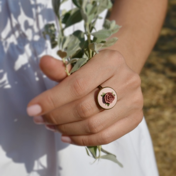 Dusty Pink Rose | Δαχτυλίδι από μπρούτζο και πολυμερικό πηλό (αυξομειούμενο, μικρό) - λουλούδι, boho, μπρούντζος, για γάμο, αυξομειούμενα