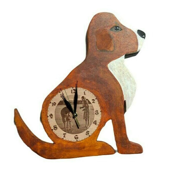 Ξύλινο εξατομικευμένο ρολόι τοίχου σε σχήμα σκύλου ζωγραφισμένο στο χέρι με ακρυλικά. Χάραξη laser την φωτογραφία σας. Διαστάσεις 40 εκ ύψος και 22 εκ πλάτος. - ξύλο, τοίχου