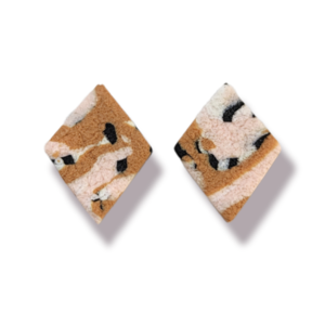 Statement studs σκουλαρίκια ρόμβοι από πολυμερικό πηλό με αφηρημένο μοτίβο σε ροζ και καφέ - μοντέρνο, πηλός, πρωτότυπο