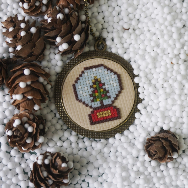 Μενταγιόν κέντημα - χιονόμπαλα από πολυμερικό πηλό - κεντητά, πηλός, μπρούντζος, χριστουγεννιάτικα δώρα, μενταγιόν - 4