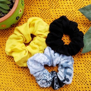 Σετ 3 υφασμάτινα λαστιχάκια για τα μαλλιά scrunchies μαύρο γκρι και κίτρινο / Set of 3 fabric hair ties black gray and yellow - ύφασμα, λαστιχάκια μαλλιών - 2