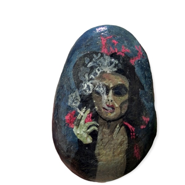 Η Marla από το Fight Club ζωγραφισμένη σε πέτρα θαλάσσης. Διαστάσεις ύψος 9 πλάτος 6 εκατοστά - πέτρα, διακοσμητικές πέτρες