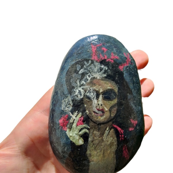 Η Marla από το Fight Club ζωγραφισμένη σε πέτρα θαλάσσης. Διαστάσεις ύψος 9 πλάτος 6 εκατοστά - πέτρα, διακοσμητικές πέτρες - 2