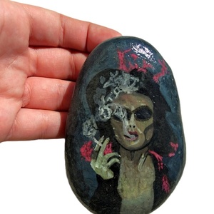 Η Marla από το Fight Club ζωγραφισμένη σε πέτρα θαλάσσης. Διαστάσεις ύψος 9 πλάτος 6 εκατοστά - πέτρα, διακοσμητικές πέτρες - 3