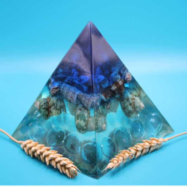 Πυραμίδα από ρητίνη σε σκούρο μπλε χρώμα με κοχύλια. Ύψος 12 εκατοστά, πλάτος 11 εκατοστά. - ρητίνη, κοχύλι, διακοσμητικά - 2