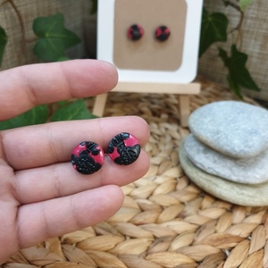 "Ladybug studs" I Χειροποίητα μοντέρνα καρφωτά σκουλαρίκια από πολυμερικό πηλό 1,5cm - χρώμα μαύρο/κόκκινο - πηλός, καρφωτά, μικρά, ατσάλι, καρφάκι - 3