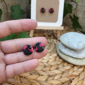 "Ladybug studs" I Χειροποίητα μοντέρνα καρφωτά σκουλαρίκια από πολυμερικό πηλό 1,5cm - χρώμα μαύρο/κόκκινο - πηλός, καρφωτά, μικρά, ατσάλι, καρφάκι - 2