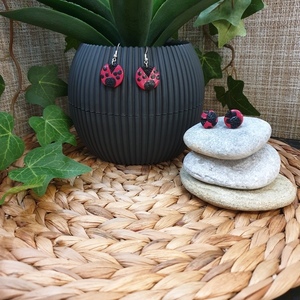 "Ladybug " I Χειροποίητα μοντέρνα κρεμαστά σκουλαρίκια από πολυμερικό πηλό 4cm - χρώμα μαύρο / κόκκινο - πηλός, μικρά, κρεμαστά, γάντζος, φθηνά - 5