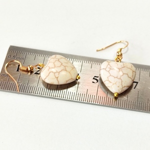 Σκουλαρίκια με εκρού καρδιές χαολίτη - ημιπολύτιμες πέτρες, επιχρυσωμένα, μικρά, boho, κρεμαστά - 2