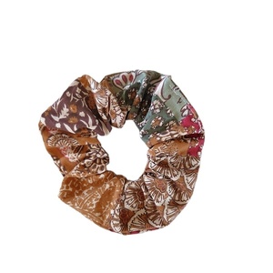 Χειροποιητο υφασμάτινο βαμαβακερο λαστιχάκι μαλλιών scrunchie κοκαλάκι με σχέδιο patchwork 1τμχ medium size - ύφασμα, ιδεά για δώρο, λαστιχάκια μαλλιών