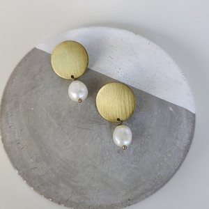Σκουλαρίκια δίσκοι με μαργαριτάρια - μαργαριτάρι, ορείχαλκος, μικρά, κρεμαστά, πέρλες - 3