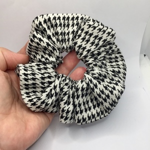 Υφασμάτινο λαστιχάκι scrunchie pied de poule - ύφασμα, για τα μαλλιά, λαστιχάκια μαλλιών - 5