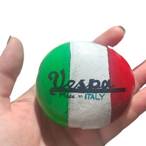 Vespa σημαία Ιταλίας ζωγραφική σε πέτρα. Διαστάσεις 6 εκ Χ 6 εκ. - πέτρα, διακοσμητικές πέτρες - 2