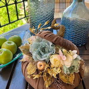 Βελούδινη κολοκυθα γουρι με καπάκι και λουλούδια - βελούδο, γιαγιά, διακοσμητικά, κολοκύθα - 2