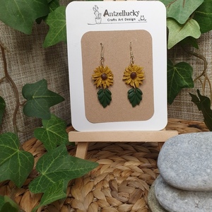 "Sunflower Dangles" I Χειροποίητα μοντέρνα κρεμαστά σκουλαρίκια από πολυμερικό πηλό 6 cm - χρώμα ώχρα - πηλός, λουλούδι, boho, κρεμαστά, γάντζος - 3