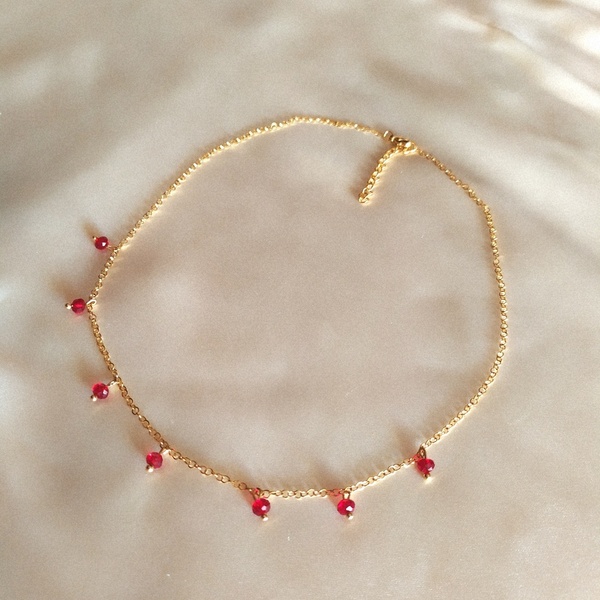 Cherry necklace | Κολιέ-τσόκερ με κόκκινα κρεμαστά κρυσταλλάκια σε επιχρυσωμένη ατσάλινη αλυσίδα - επιχρυσωμένα, τσόκερ, χάντρες, κοντά, ατσάλι