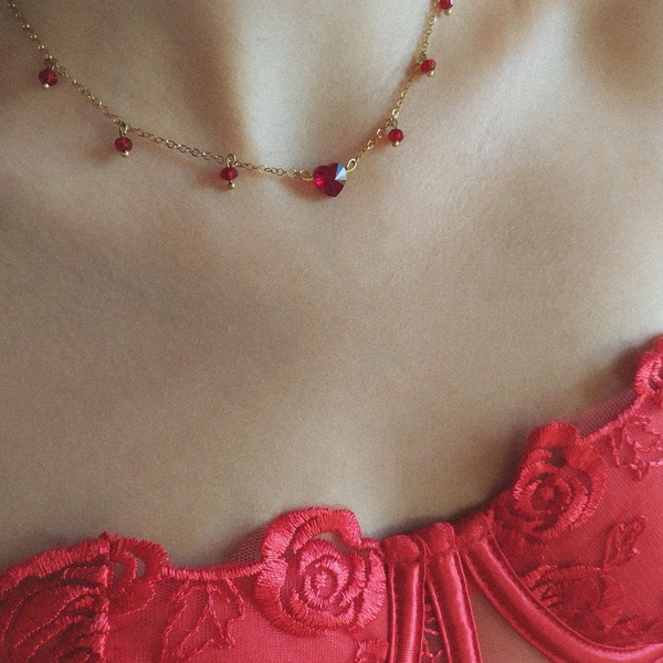 Grande Amore| Κρυστάλλινη κόκκινη καρδιά σε επιχρυσωμένη ατσάλινη αλυσίδα - charms, επιχρυσωμένα, καρδιά, χάντρες, ατσάλι