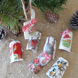 Χριστουγεννιάτικα χειροποίητα κεραμιδάκια, στολίδια από πηλό. Διάσταση 6,5 X 5,5 cm - πηλός, στολίδια, δέντρο - 5