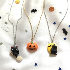 Halloween κολιέ μαύρη γάτα από πολυμερικό πηλό και ασημί ατσάλινη αλυσίδα. Μήκος 40 εκ. - charms, πηλός, halloween, ατσάλι - 2