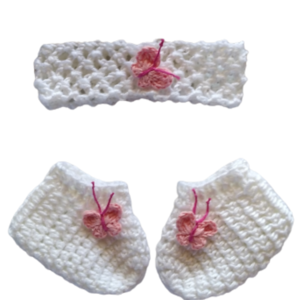 Πλεκτό βρεφικό σετ από λευκή κορδέλα και καλτσάκια με ροζ πεταλούδα. 0-6 μηνών.χειροποίητο - κορίτσι, σετ, δώρα για μωρά, αξεσουάρ μωρού