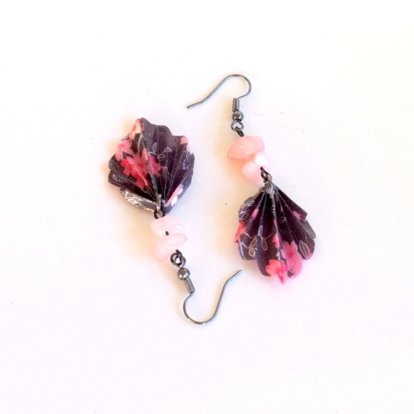 Σκουλαρίκια origami "Μαύρο Φύλλο" με ροζ χάντρες - 6εκ. - χαρτί, φύλλο, κρεμαστά, φθινόπωρο - 3