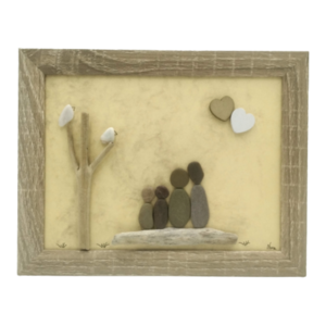 Ξύλινο κάδρο με παράσταση από βότσαλα και θαλασσόξυλα, οικογένεια (23×18cm) - ξύλο, δώρα επετείου, δώρα γενεθλίων, διακοσμητικά, αγ. βαλεντίνου
