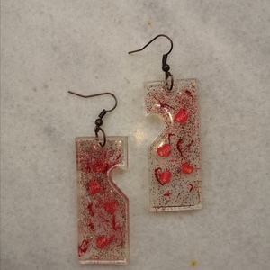 Διάφανα σκουλαρίκια από υγρο γυαλί με κόκκινο glitter και καρδούλες Love Περίπου 7cm - γυαλί, κρεμαστά, μεγάλα, γάντζος - 3