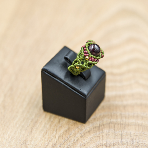 Πράσινο, μακραμέ δαχτυλίδι με Ρόδι (Garnet) - ημιπολύτιμες πέτρες, μακραμέ, boho, σταθερά
