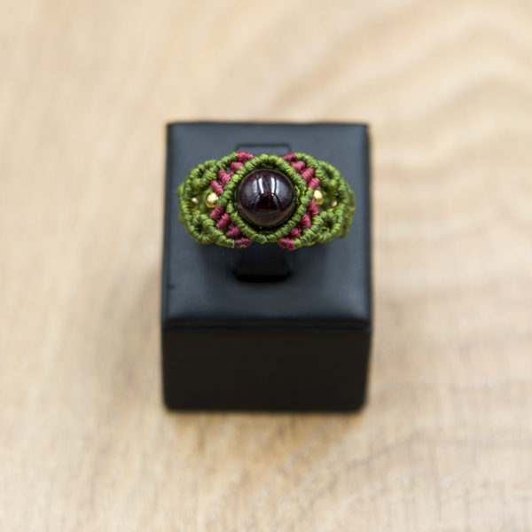 Πράσινο, μακραμέ δαχτυλίδι με Ρόδι (Garnet) - ημιπολύτιμες πέτρες, μακραμέ, boho, σταθερά - 4