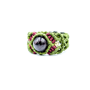 Πράσινο, μακραμέ δαχτυλίδι με Ρόδι (Garnet) - ημιπολύτιμες πέτρες, μακραμέ, boho, σταθερά - 2