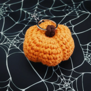 Πλεκτό μπρελόκ πορτοκαλί κολοκύθα - Halloween - 6 εκ. - halloween, βαμβακερό νήμα, αυτοκινήτου, σπιτιού - 2