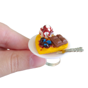 Δαχτυλίδι βάφλα καρδιά με σαντιγί, σοκολάτα και blueberries με πολυμερικό πηλό / μεγάλο / μεταλλική βάση / αυξομειούμενο / Twice Treasured - πηλός, cute, γλυκά, αυξομειούμενα, kawaii - 3