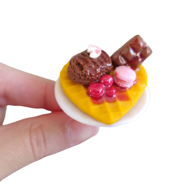Δαχτυλίδι βάφλα καρδιά με παγωτό σοκολάτας, σοκολάτα, κεράσια και ροζ macaron με πολυμερικό πηλό / μεγάλο / μεταλλική βάση / αυξομειούμενο / Twice Treasured - πηλός, cute, γλυκά, αυξομειούμενα, kawaii - 3