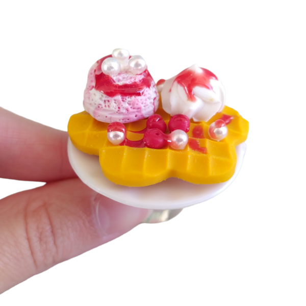 Δαχτυλίδι βάφλα με παγωτό φράουλα, σαντιγί και κεράσια με πολυμερικό πηλό / μεγάλο / μεταλλική βάση / αυξομειούμενο / Twice Treasured - πηλός, cute, γλυκά, αυξομειούμενα, kawaii - 3