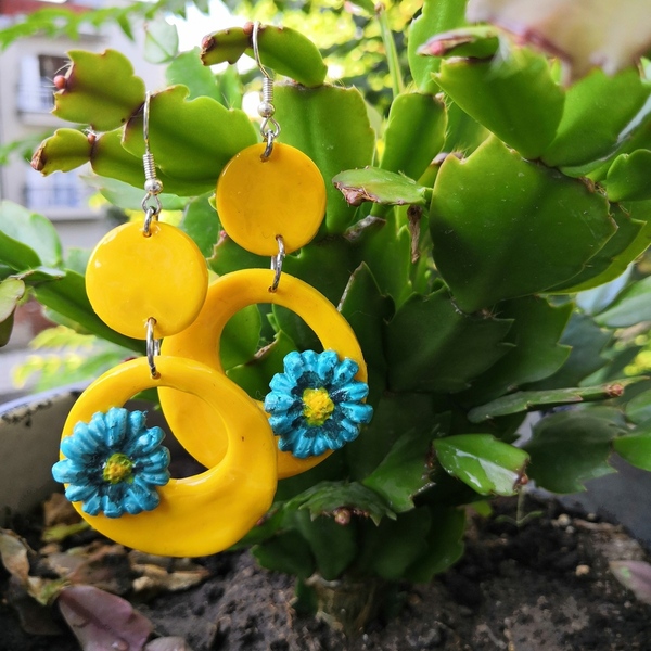 Σκουλαρίκια από πηλό κίτρινα με μπλε λουλουδάκια περίπου 8cm - πηλός, λουλούδι, κρεμαστά, μεγάλα, γάντζος - 2