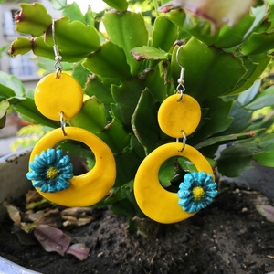 Σκουλαρίκια από πηλό κίτρινα με μπλε λουλουδάκια περίπου 8cm - πηλός, λουλούδι, κρεμαστά, μεγάλα, γάντζος - 3