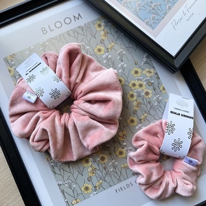 Powder velvet regular scrunchie - ύφασμα, βελούδο, για τα μαλλιά, λαστιχάκια μαλλιών - 2