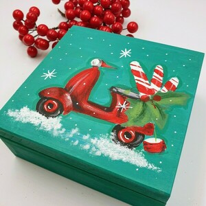 Χριστουγεννιατικο κουτί ξύλινο βέσπα κόκκινη 13x 13 - ξύλο, vintage, ζωγραφισμένα στο χέρι, διακοσμητικά - 3