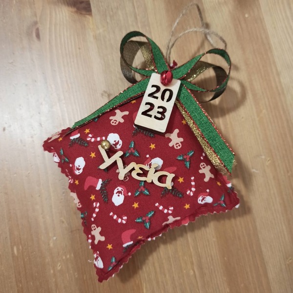 πάνινο κρεμαστό γουράκι σε κόκκινο ύφασμα 10χ10cm - ύφασμα, χριστουγεννιάτικα δώρα, γούρια, γούρι 2023 - 2