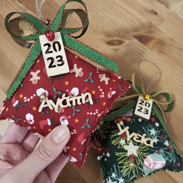 πάνινο κρεμαστό γουράκι σε κόκκινο ύφασμα 10χ10cm - ύφασμα, χριστουγεννιάτικα δώρα, γούρια, γούρι 2023 - 4