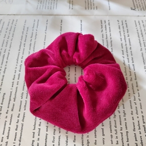 Χειροποιητο scrunchie λαστιχάκι μαλλιών βελούδινο κοκαλάκι μπορντό medium size 1τμχ - ύφασμα, χριστουγεννιάτικα δώρα, ιδεά για δώρο, λαστιχάκια μαλλιών, velvet scrunchies - 2