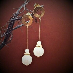 Μακριά σκουλαρίκια «Gold pendulum» με πέρλες -5εκ - ατσάλι, κρεμαστά, πέρλες, καρφάκι, φθηνά - 2
