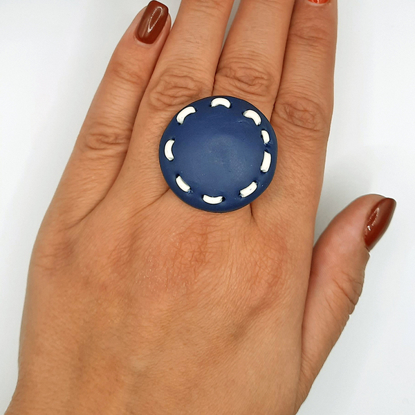 Στρογγυλό δαχτυλίδι από πολυμερικό πηλό σε μπλε χρώμα & άσπρες ραφές - 3,5 εκ. διάμετρος - πηλός, γεωμετρικά σχέδια, μεγάλα, αυξομειούμενα