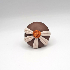 Δαχτυλίδι στρογγυλό από πολυμερικό πηλό σε καφέ χρώμα με άσπρη μαργαρίτα - 3,5 εκ. διάμετρος - πηλός, λουλούδι, boho, μεγάλα, αυξομειούμενα