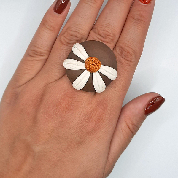 Δαχτυλίδι στρογγυλό από πολυμερικό πηλό σε καφέ χρώμα με άσπρη μαργαρίτα - 3,5 εκ. διάμετρος - πηλός, λουλούδι, boho, μεγάλα, αυξομειούμενα - 3